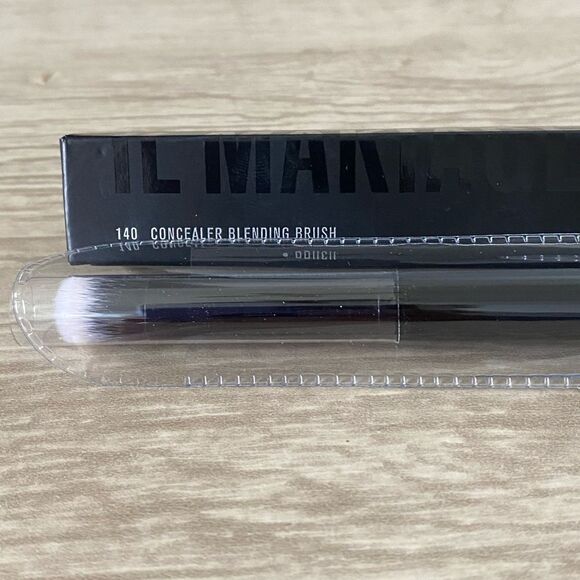 IL MAKIAGE Concealer Dual-Color Blending Brush #140 NIB - Picture 2 of 3